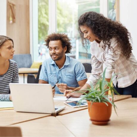 groupe de personnes travaillant ensemble - guides digitaux