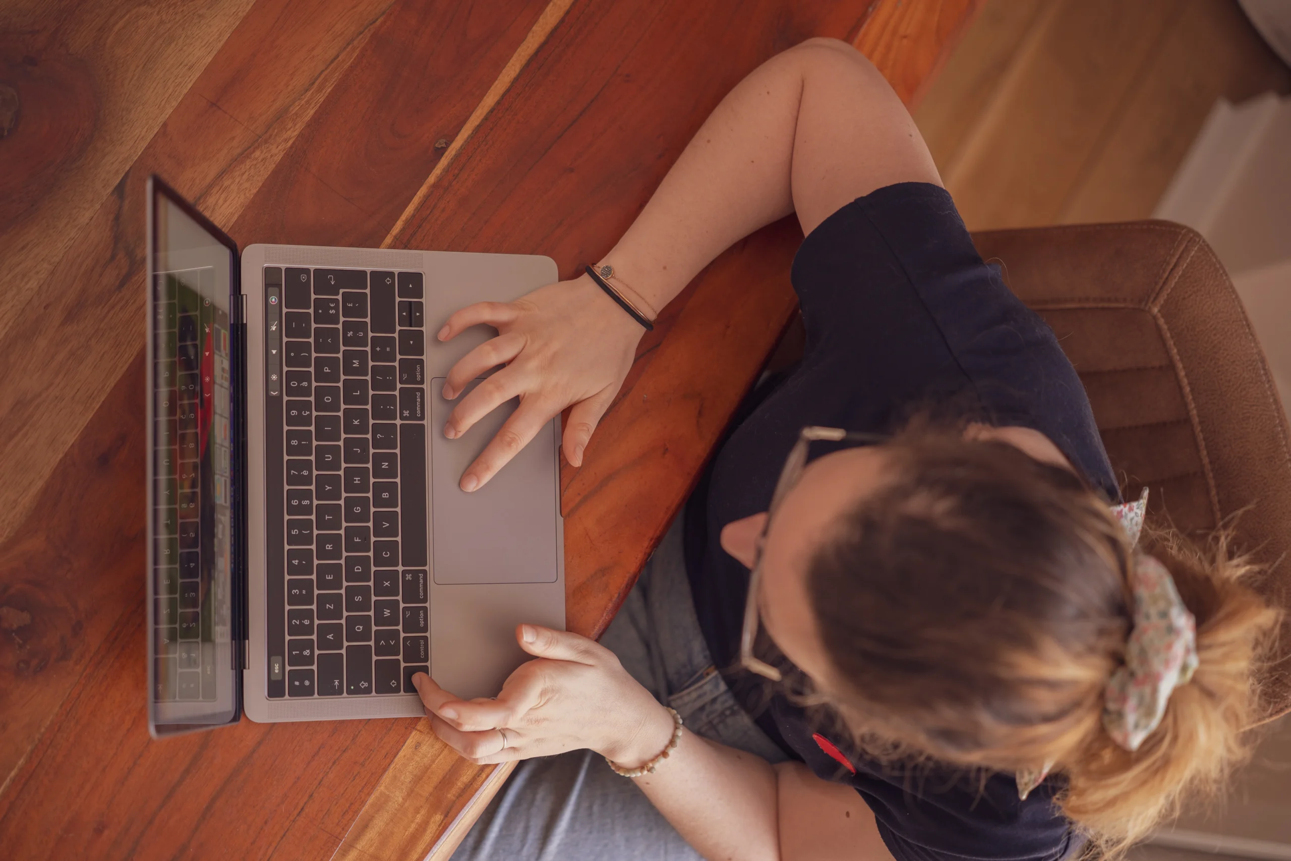 Stéphanie avec son ordinateur, en visio conférence pour un coaching - guides digitaux