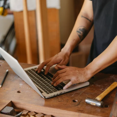 artisan utilisant les outils num&eacute;riques