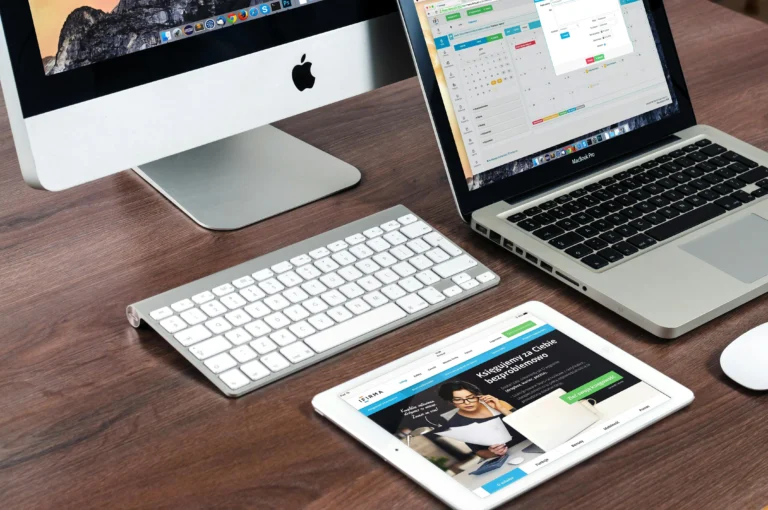 bureau avec équipement numérique - guides digitaux