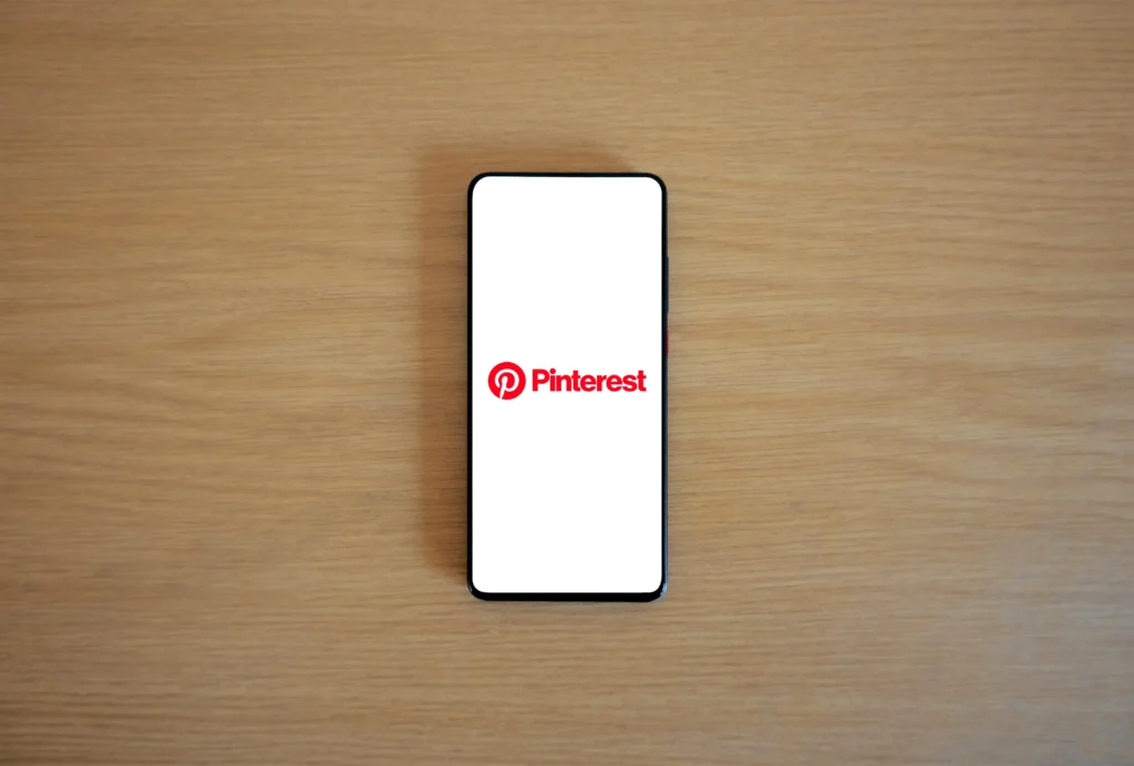 smartphone avec application Pinterest ouverte - guides digitaux