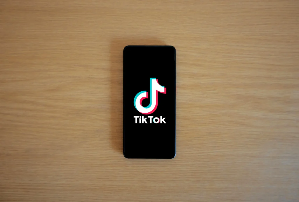 smartphone avec application TikTok ouverte - guides digitaux