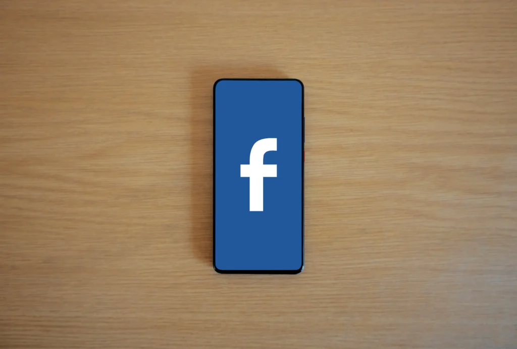 smartphone avec application facebook ouverte - guides digitaux