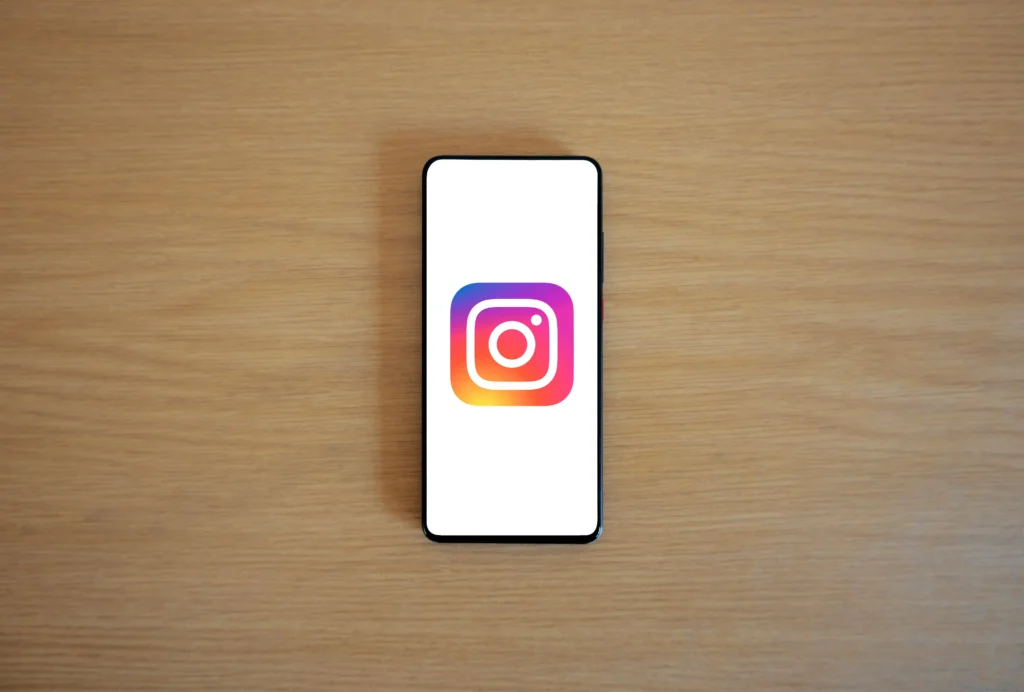 smartphone avec application Instagram ouverte - guides digitaux