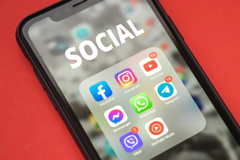 écran de smartphone avec toutes les applications de réseaux sociaux - guides digitaux
